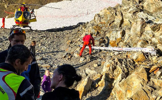 Policisti konfiscēja desmit metrus garo mastu un karogu, kurus Latvijas aktīvisti gribēja uzsliet Monblāna virsotnē par godu Latvijas simtgadei.