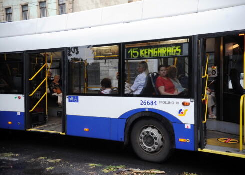 Cilvēki sabiedriskajā transportā.