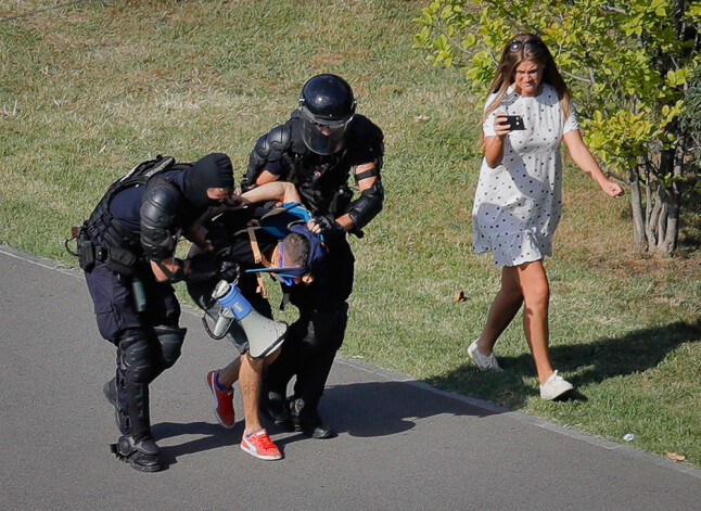 "Policijas brutālo iejaukšanos" nosodījis arī prezidents Klauss Johanniss.