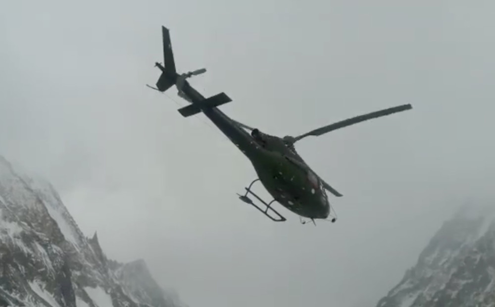 Igauņu alpīnisti par mata tiesu izglābjas no nāves, nokavējot Tadžikistānā avarējušā helikoptera reisu