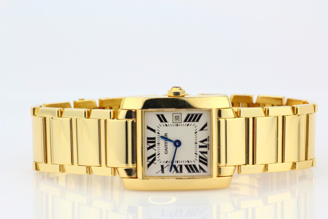 18 karātu dzeltenā zelta „Cartier French Tank” jeb „Cartier Tank Française” jau sen dēvē par klasiku.