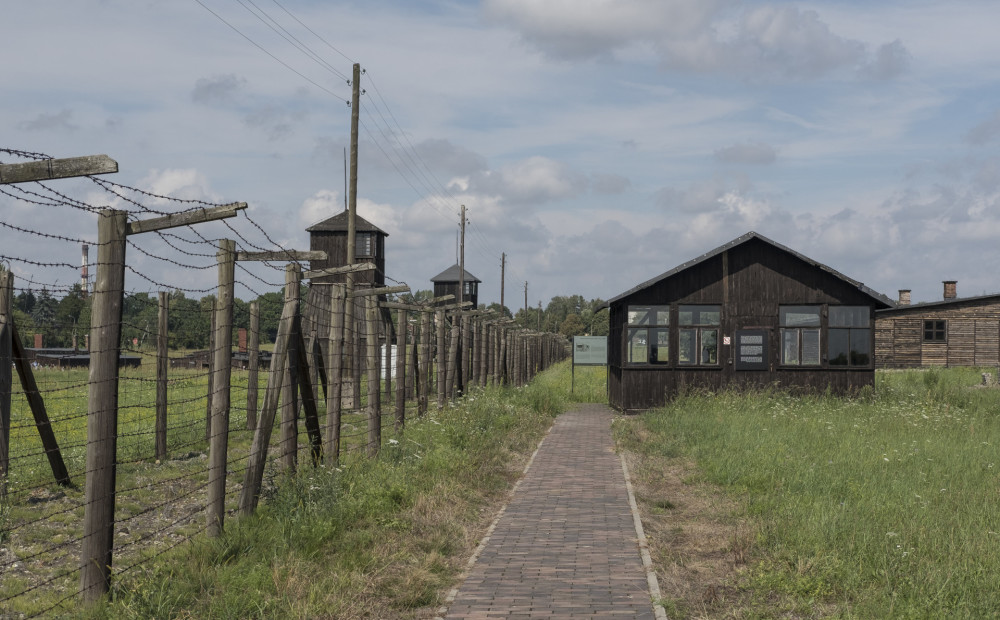 Polijā par plika dibena rādīšanu bijušajā nāves nometnē aiztur izraēliešu jaunieti