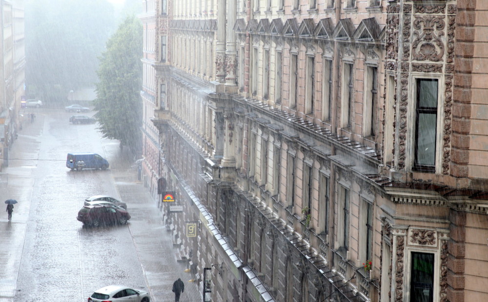 Otrdien Latviju pārņems lietus mākoņi: iespējamas pērkona lietusgāzes