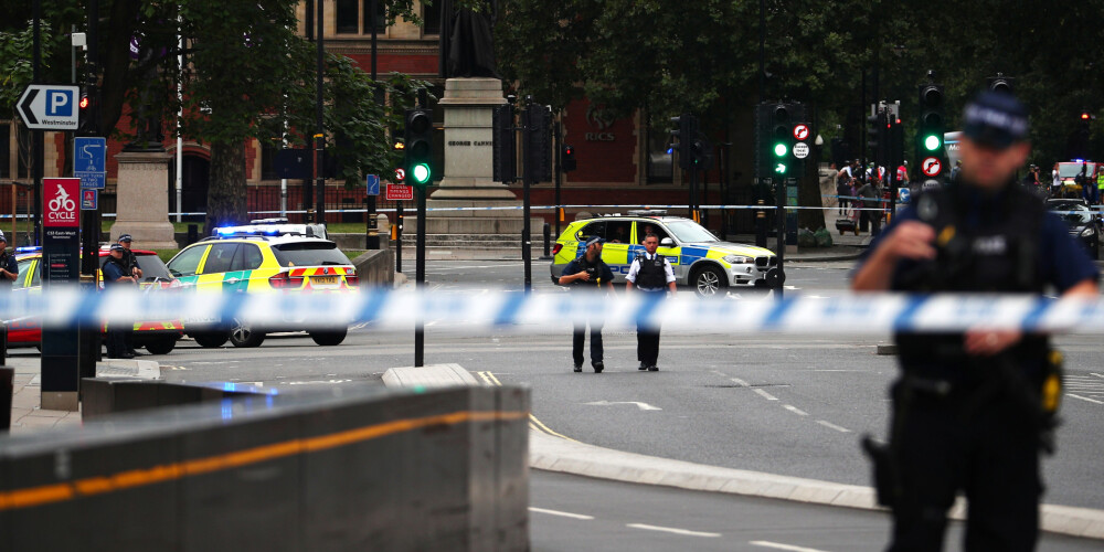 Londonā barjerās pie parlamenta ēkas ietriekusies automašīna; ievainoti vairāki cilvēki