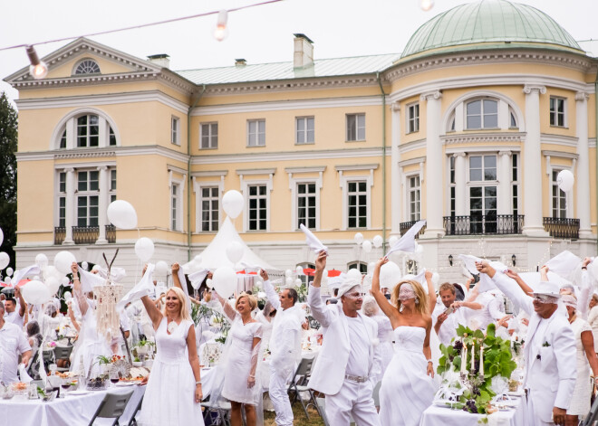 Brīnišķīgā baltā piknika tradīcija pulcē 500 viesus Mežotnes pils parkā