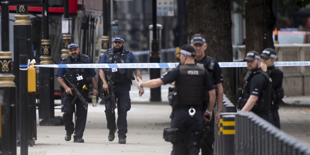 Aizturēts vīrietis, kurš ar auto ietriecies barjerās pie parlamenta ēkas Londonā