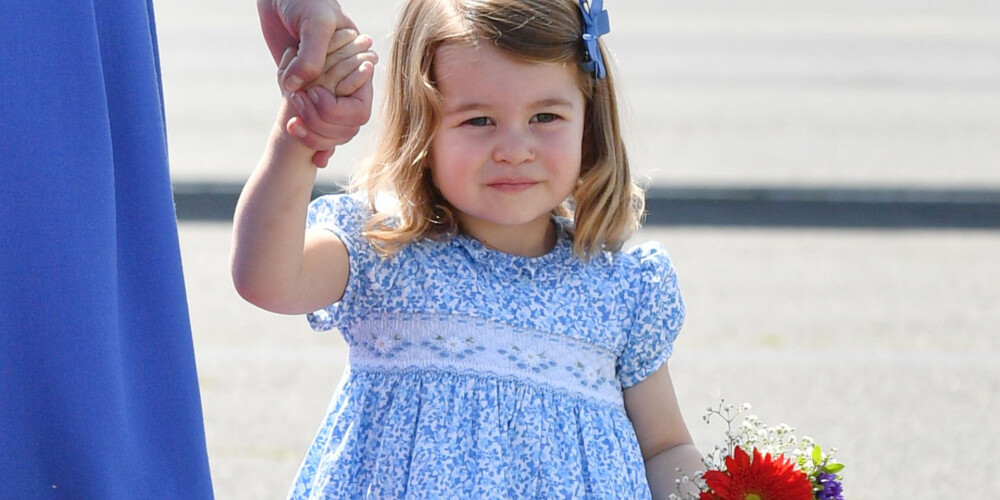 Kāpēc princesi Šarloti vienmēr ģērbj kuplās kleitiņās ar paaugstinātu viduslīniju?