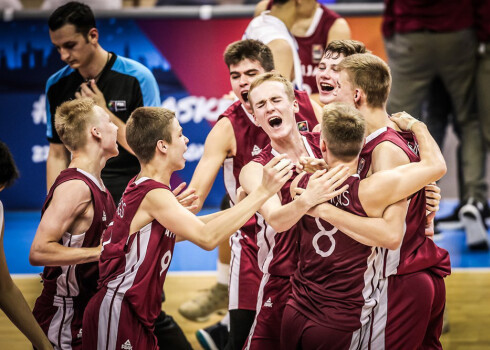 Latvijas U-16 basketbola izlases puiši līksmo par uzvaru.