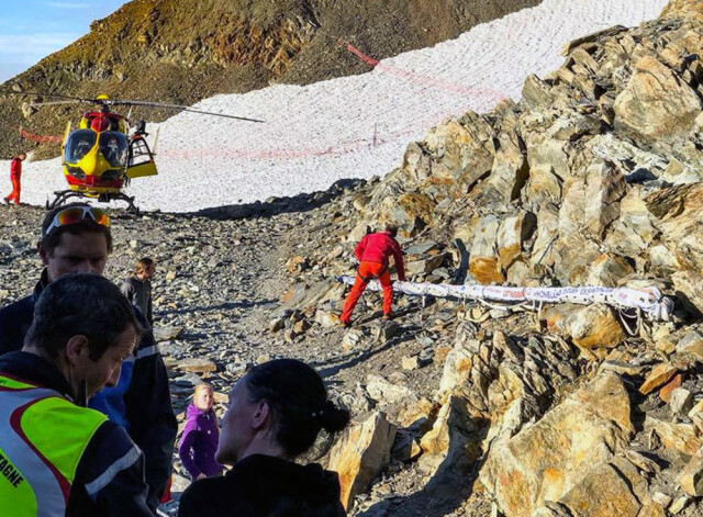 Francijas policisti konfiscēja desmit metrus garo mastu un karogu, kurus Latvijas aktīvisti gribēja uzsliet Monblāna virsotnē par godu Latvijas simtgadei.