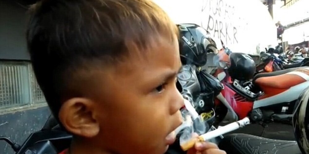 Мать покупает двухлетнему сыну по две пачки сигарет в день, чтобы остановить его истерику