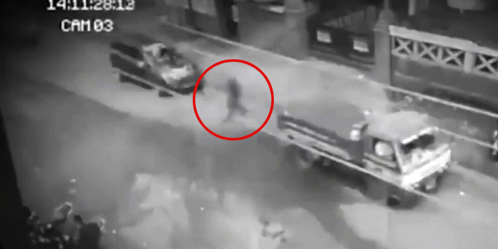 Nofilmēts spoks? Filipīnās automašīnu pilnu ceļu šķērso vīrieša siluets