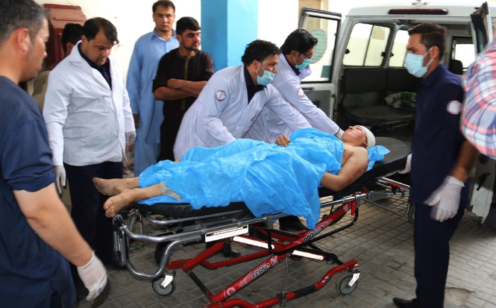 Pašnāvnieka sarīkotā sprādzienā izglītības centrā Kabulā gājuši bojā vismaz 48 cilvēki