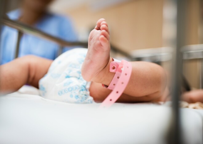 Teju puse bēbīšu pērn piedzima mammām ar augstāko izglītību. Izglītotas dāmas Latvijā dzemdē krietni vēlāk