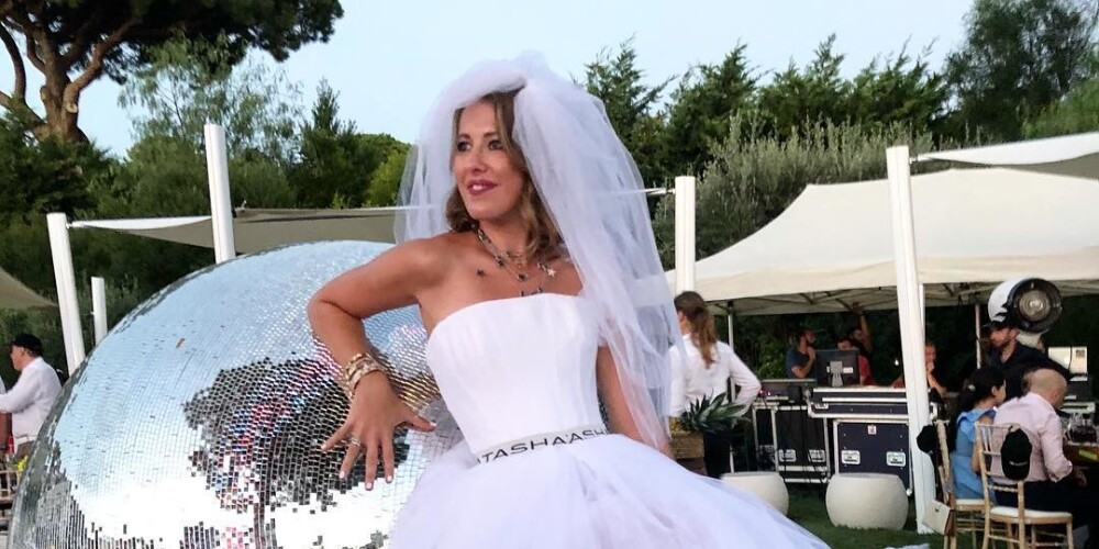 Ксения Собчак озадачила фанатов снимком в свадебном платье