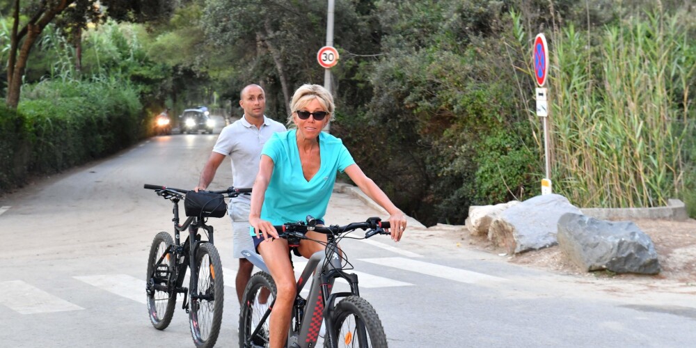 65 gadus vecā Brižita Makrona pārsteidz Franciju, vizinoties ar velosipēdu ļoti īsos šortos
