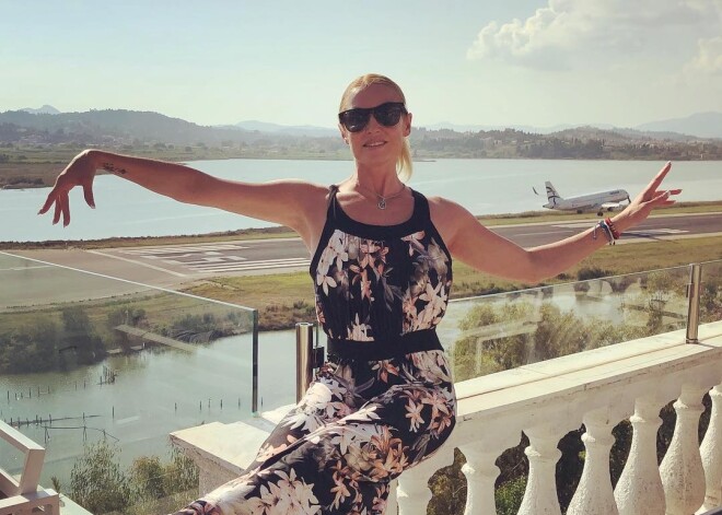 Волочкова вернулась из церкви и сразу выложила фото с голой грудью на фоне унитаза