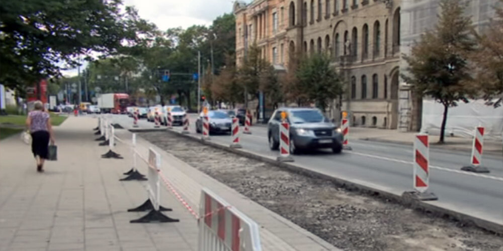 Brīvības un Krišjāņa Valdemāra ielu posmi atkal ierauti remontos, jo labo pērn uzklāto betonu