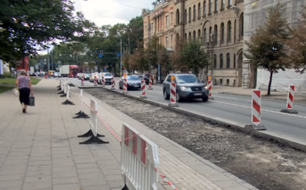 Brīvības un Krišjāņa Valdemāra ielu posmi atkal ierauti remontos, jo labo pērn uzklāto betonu