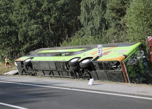 Autobuss noskrēja no šosejas un iebrauca grāvī, kur apgāzās uz sāniem.