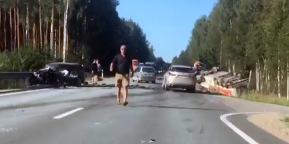 Smaga avārija uz Liepājas šosejas: sadursmē ar degvielas vedēju mirst "Volvo" šoferis 