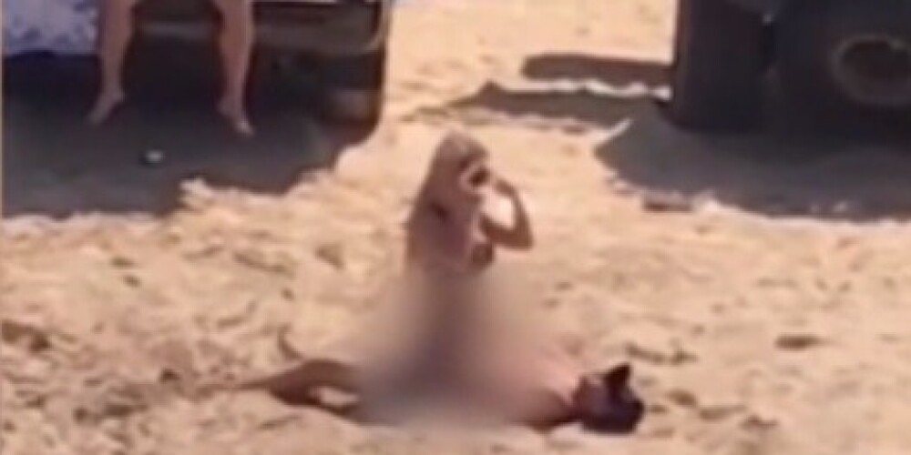 Туристы сняли, как пара занимается сексом на пляже средь бела дня