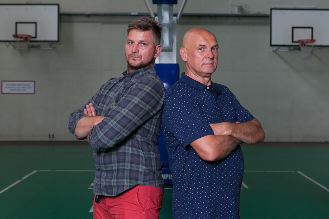 Dziedošais aktieris Varis Vētra un diriģents Ints Teterovskis dalījās atmiņās par sīvo dueli, “Krasta mača” nozīmību un abu sportisko pieredzi.