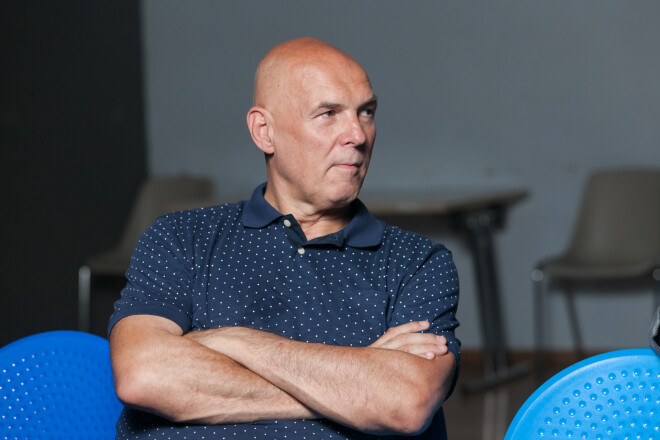 "Es ar diviem sporta veidiem nodarbojos. Basketbolu spēlēju un brīžam hokeju. Ar visu ekipējumu," stāsta Varis Vētra.