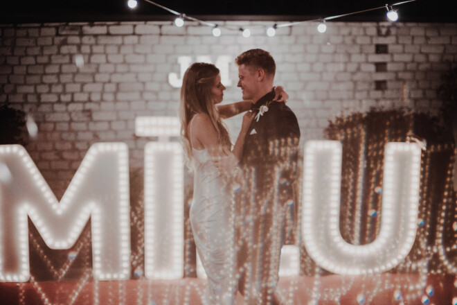 Laulību ceremoniju vadīja mācītājs Ainars Baštiks, kas ir tuvs ģimenes draugs, bet liecinieku godā – modeļu aprindās labi zināmais pāris Margrieta un Mikus Lasmaņi.