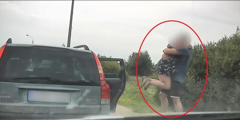 Emocionāls VIDEO: policisti neko tādu nebija piedzīvojuši - Ventspilī apturēta auto pasažieris negaidīti bildina savu mīļoto