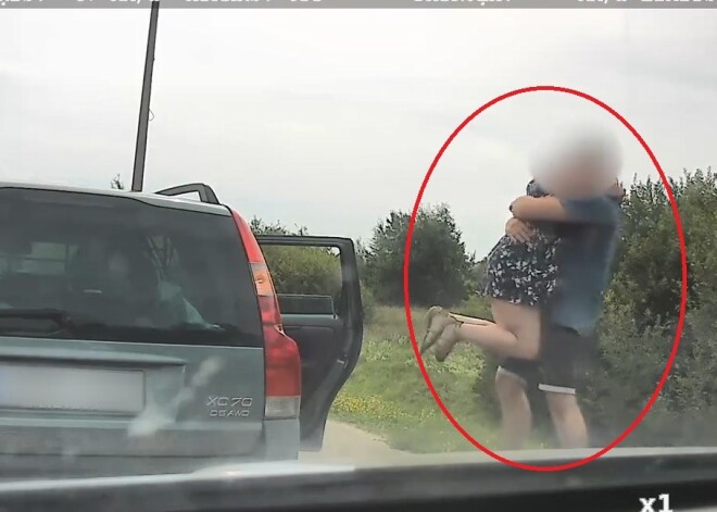 Emocionāls VIDEO: policisti neko tādu nebija piedzīvojuši - Ventspilī apturēta auto pasažieris negaidīti bildina savu mīļoto