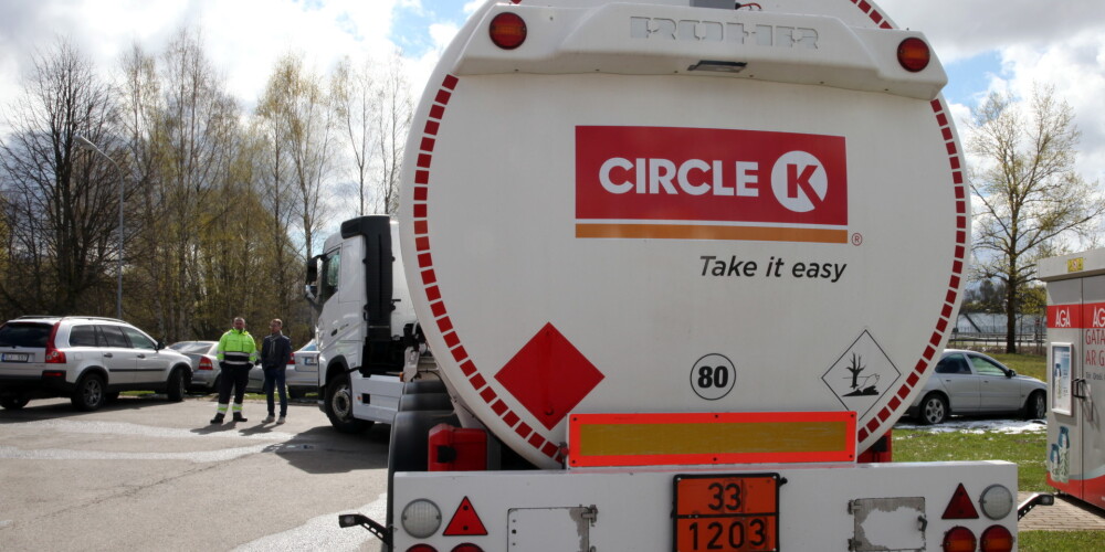 Pabeigta 31 000 litru degvielas pārsūknēšana no šorīt avārijā iesaistītās "Circle K" autocisternas