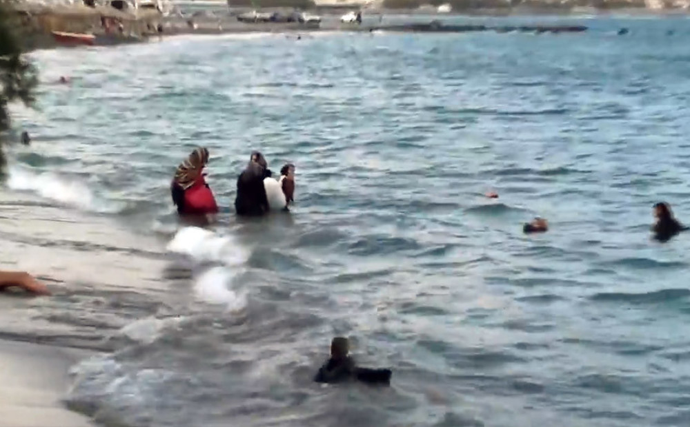 Tūrista nofilmēts VIDEO ar bēgļiem Krētas jūras krastā samulsina cilvēkus