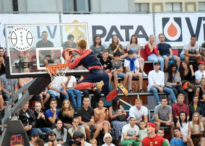 Paraugdemonstrējumi tradicionālā Krastu mača - basketbola turnīra, kurā cīnās Daugavas labais krasts pret kreiso krastu, laikā notiek paraugdemonstrējumi laukumā pie Rīgas Kongresu nama.