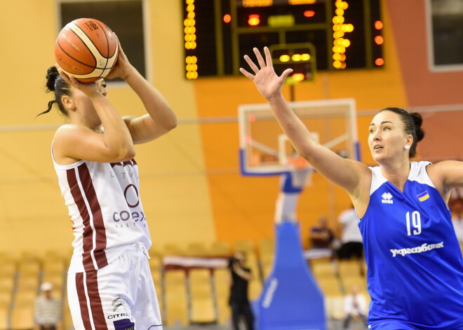 Latvijas sieviešu basketbola valstsvienība, gatavojoties septembrī gaidāmajai Pasaules kausa izcīņai, svētdien pārbaudes turnīra spēlē savā laukumā sagrāva Ukrainas izlasi.