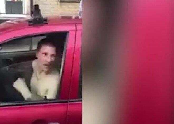 Видео: полуголый наркоман за рулем автомобиля пытался сорвать с себя кожу посреди дороги