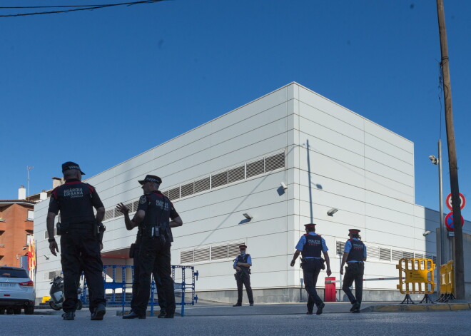 Spānijā nošauj policijas iecirknī iebrukušu vīrieti ar nazi