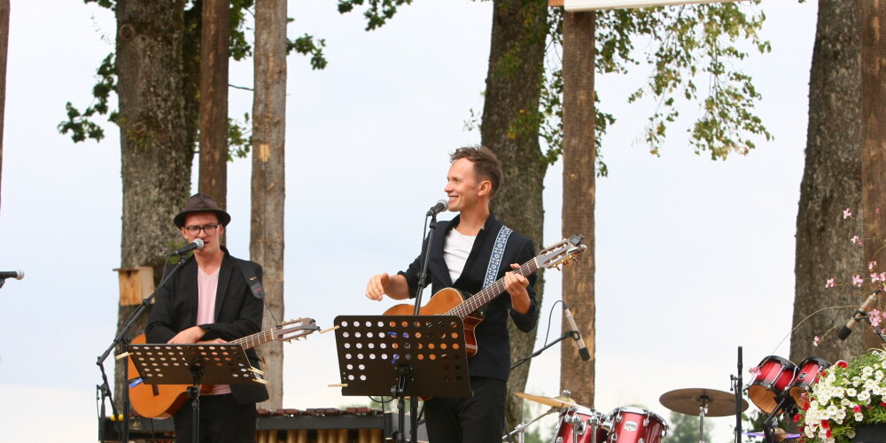 Renārs Kaupers un Goran Gora muzicē zēnu skolas labdarības koncertā