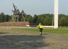 Lai iznīdētu nezāles Uzvaras parkā Pārdaugavā, izsmidzina indi. Darbs rit bez respiratora un cimdiem 