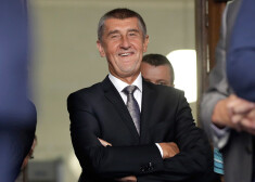 Demonstranti Čehijas premjerministru Andreju Babišu sagaidīja ar svilpieniem.