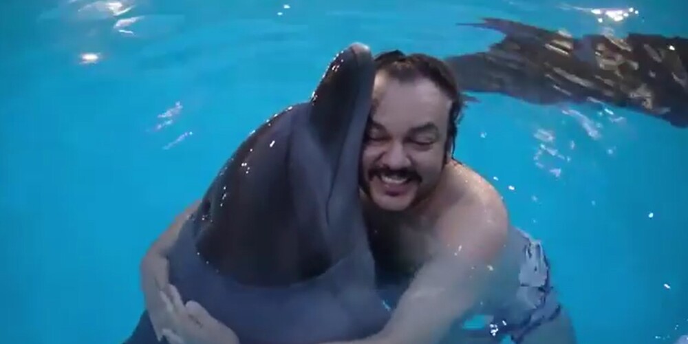 VIDEO: Filips Kirkorovs mīlinās ar delfīniem