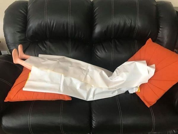 За несколько дней до смерти мама разместила в соцсети фотографию куклы, которую ее дети накрыли с головой как покойника. К чему бы это, недоумевала женщина