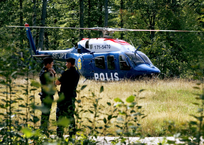 Reaktīvais iznīcinātājs "JAS 39 Gripen" nogāzies astoņu kilometru attālumā no Ronnebī pilsētiņas Blēkinges lēnē pēc sadursmes ar putniem 1000 metru augstumā, paziņoja bruņoto spēku preses pārstāvis Jūhans Lundbergs.