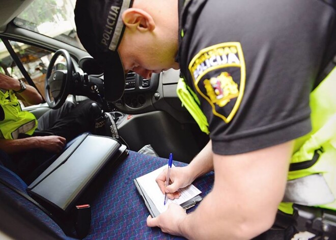 Rīgā tēvs pēc 7 gadu prombūtnes iekļūst bijušās sievas dzīvoklī un agresīvi pieprasa tikties ar meitu