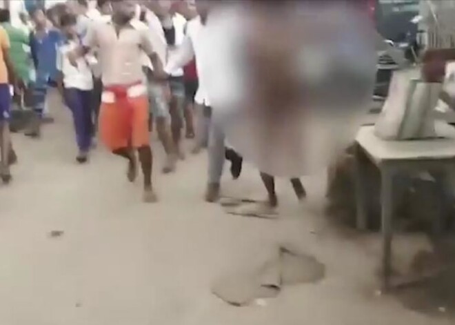 Кошмарное видео: толпа мужчин устроила самосуд над голой девушкой, которую подозревала в убийстве