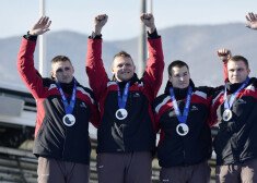 Latvijas bobsleja četrinieks (no kreisās) Oskars Melbārdis, Daumants Dreiškens, Arvis Vilkaste un Jānis Strenga kļuvuši par olimpiskajiem čempioniem.