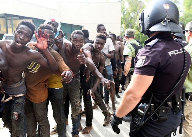 Spānijas Seutā no Marokas ielauzušies 115 migranti; uzbrukumā ievainoti 7 policisti