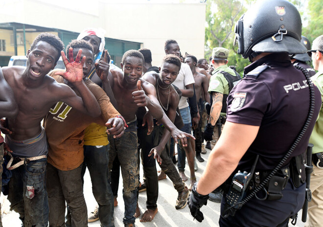 Vairāk nekā 100 afrikāņu migrantu ielauzušies Spānijas teritorijā Seutā.