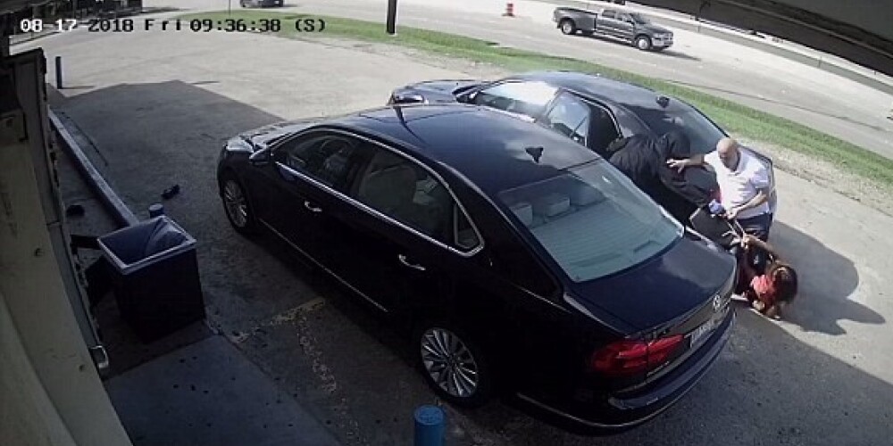 Шокирующие кадры: грабители, пытаясь отобрать у женщину сумку с деньгами, давят ее автомобилем