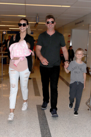 Robins Tiks ar draudzeni Eiprilu Lovu Gīriju, abu kopīgo meiut Miu un dēlu no pirmās laulības Džulianu.