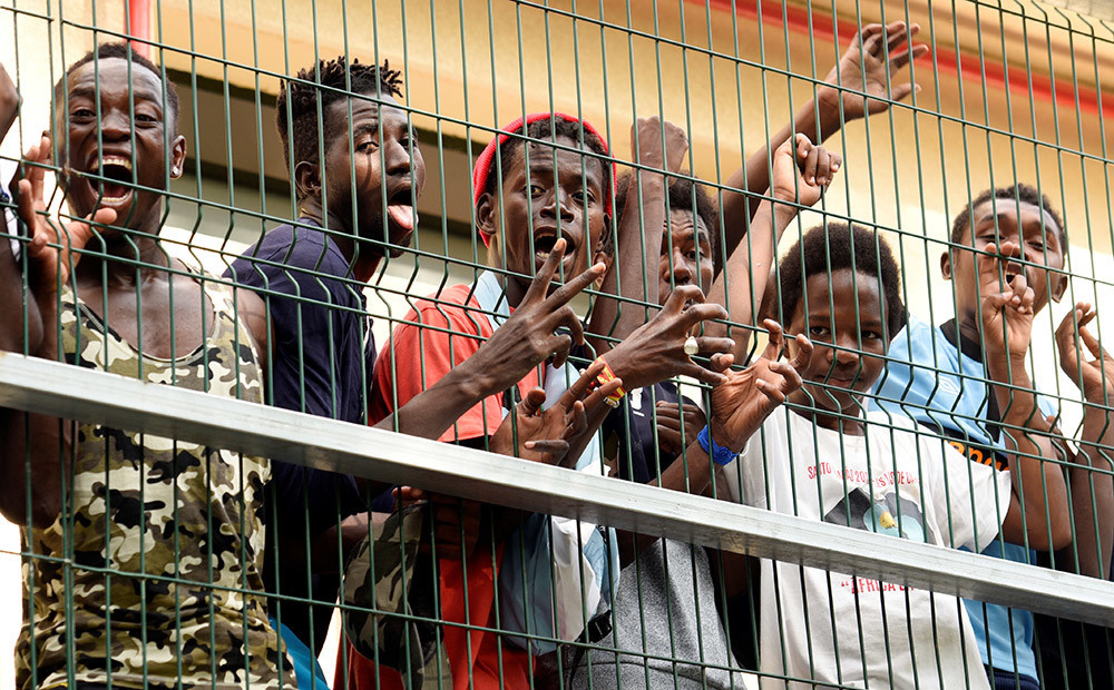 Spānija Seutā ielauzušos 116 migrantus nosūta atpakaļ uz Maroku